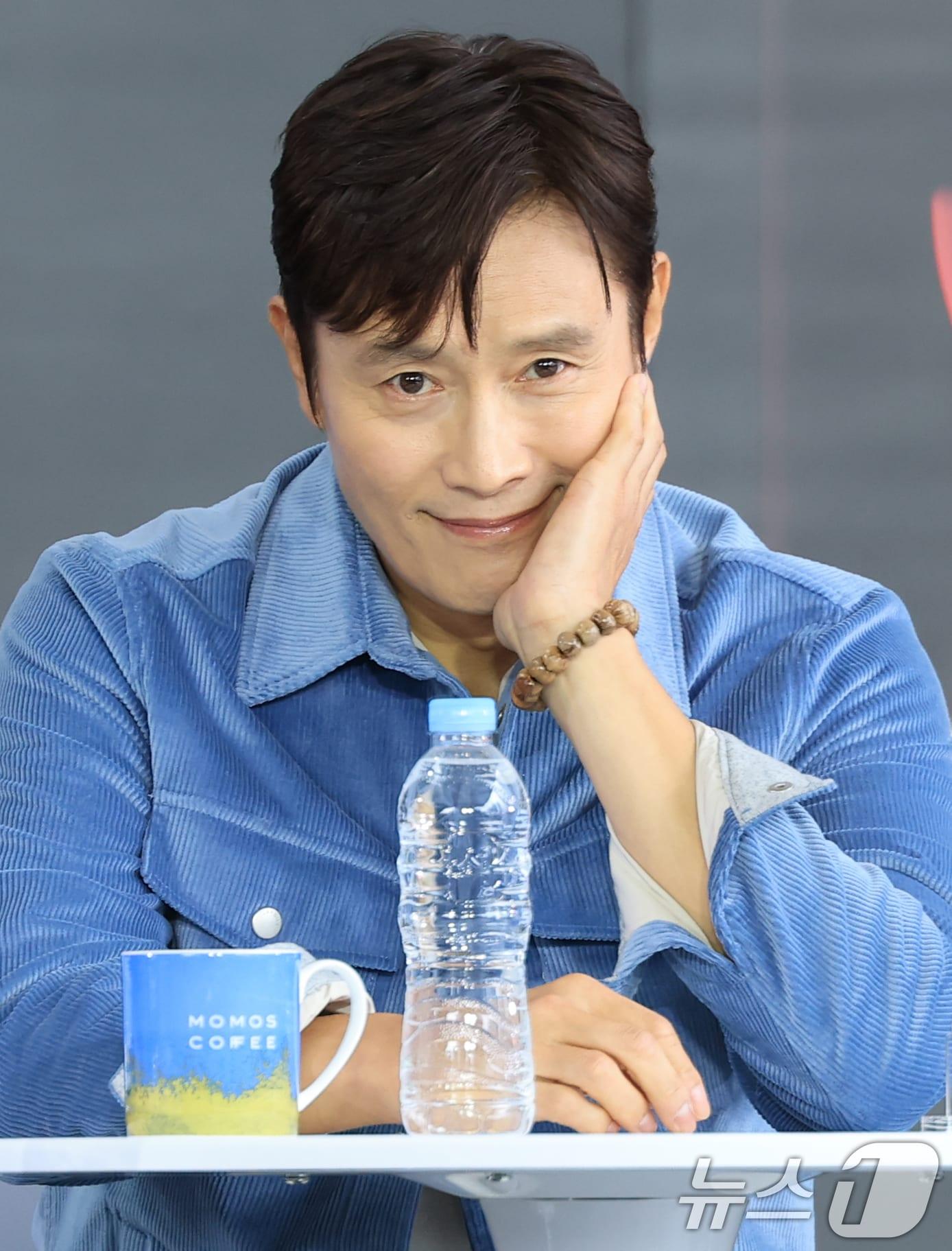 본문 이미지 - 배우 이병헌이 18일 서울 부산 해운대구 영화의 전당에서 열린 제30회 부산국제영화제(BIFF) 개막작 '어쩔수가없다‘ 오픈토크 행사에 참석해 객석을 바라보고 있다. 2025.9.18/뉴스1 ⓒ News1 권현진 기자