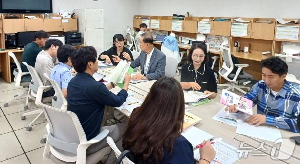 본문 이미지 - 전북교육청 초등교육과정담당 조경운 장학관과 나기은 장학사, 윤승희 장학사가 18일 브리핑을 통해 교사들이 자체 개발한 &#39;초등학교 교고별 탐구노트&#39; 자료에 대해 설명하고 있다./뉴스1