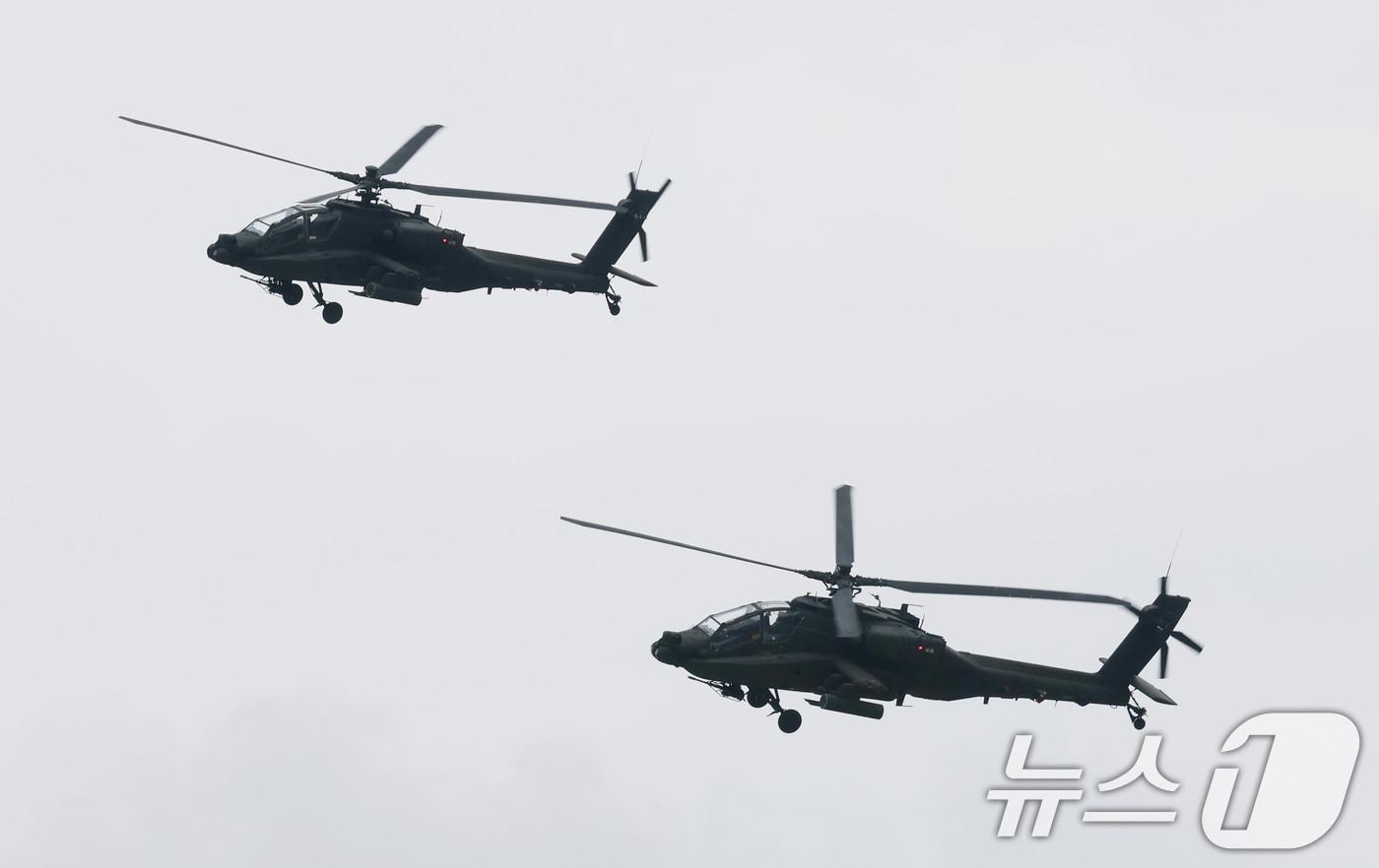 18일 충남 계룡대 활주로 일원에서 열린 2025 계룡군문화축제·지상군페스티벌에서 AH-64 아파치 헬기가 기동을 선보이고 있다. 2025.9.18/뉴스1 ⓒ News1 김기태 기자