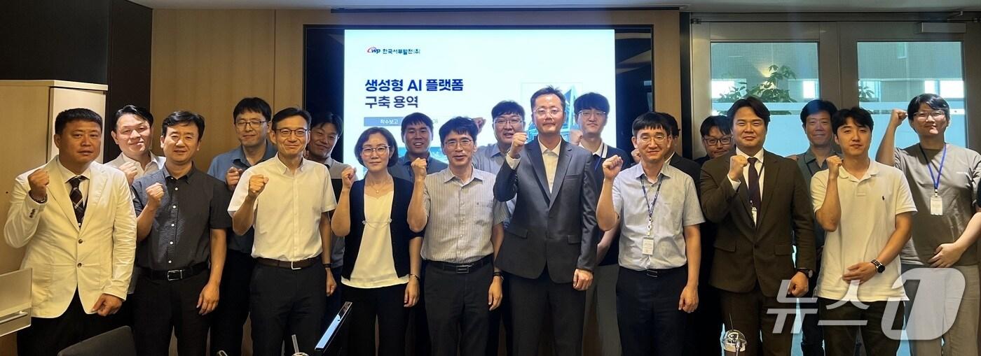 한국서부발전은 18일 충남 태안 본사에서 ‘생성형 인공지능 플랫폼 구축 사업 착수 회의’진행 후 기념촬영을 하고 있다.&#40;서부발전 제공. 재판매 및 DB금지&#41;2025.9.18/뉴스1