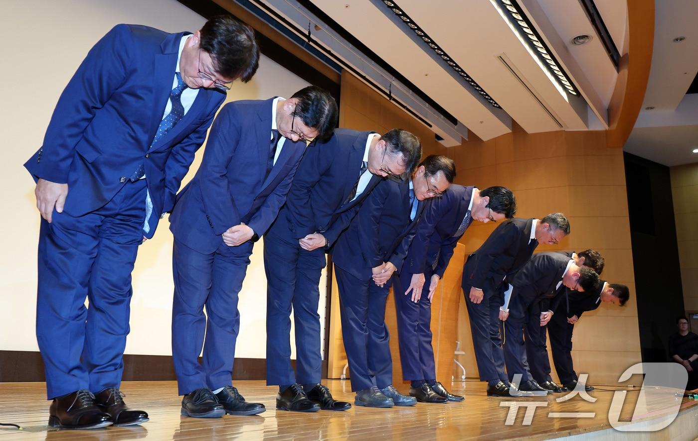 조좌진 롯데카드 대표이사&#40;가운데&#41;가 18일 서울 중구 부영태평빌딩 컨벤션홀에서 열린 언론 브리핑에서 롯데카드 대규모 해킹 사고 관련 대국민 사과를 하고 있다. 2025.9.18/뉴스1 ⓒ News1 박지혜 기자