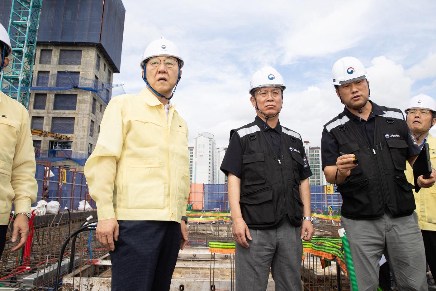 김윤덕 국토교통부 장관&#40;왼쪽&#41;과 김영훈 고용노동부 장관&#40;중앙&#41;이 18일 서울 용산구 소재 청년주택 신축 공사 현장을 찾아 불법하도급 합동 점검을 실시하고 있다.&#40;국토부 제공&#41;/ 뉴스1 ⓒ News1