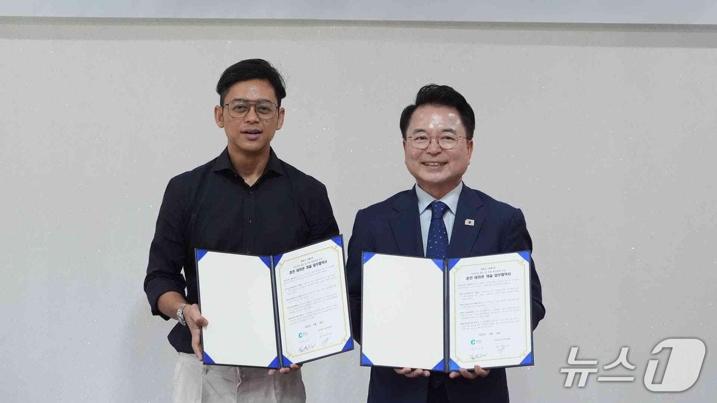 육동한 춘천시장은 18일 시청 접견실에서 아티쉬 타파 쿠팡 전무와 ‘춘천테마관’ 개설을 위한 업무협약&#40;MOU&#41;을 체결한 뒤 기념 촬영을 진행했다.&#40;춘천시 제공, 재판매 및 DB금지&#41;