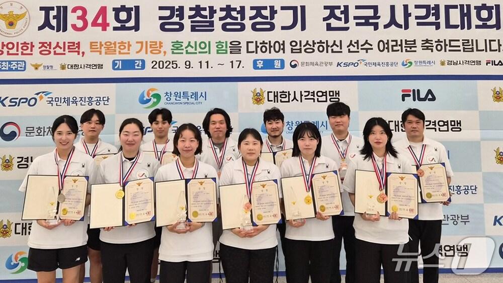 본문 이미지 - 서산시청 사격팀 선수들이 지난 17일 창원국제사격장에서 제34회 경찰청장기 전국사격대회 메달 획득을 축하하며 기념촬영을 하고 있다.(서산시 제공. 재판매 및 DB금지)2025.9.18/뉴스1