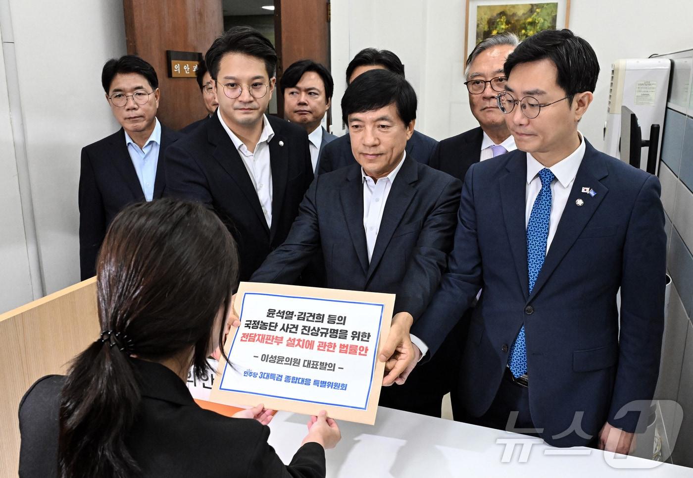 더불어민주당 3대특검 종합대응 특별위원회 이성윤 의원 등이 18일 국회 의안과에 &#39;윤석열·김건희 등의 국정농단 사건 진상규명을 위한 전담재판부 설치에 관한 법률안&#39;을 제출하고 있다. ⓒ News1 이승배 기자