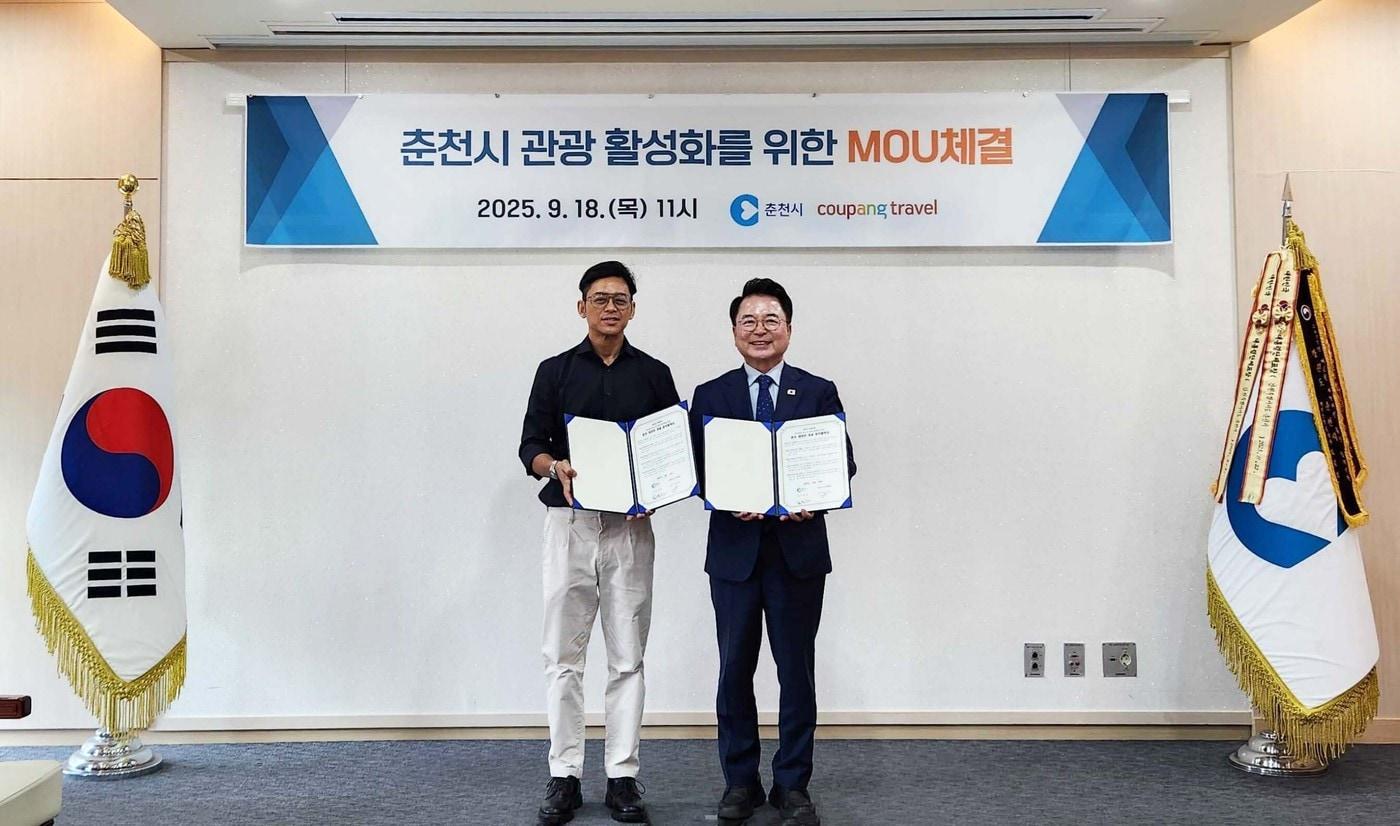 아티쉬 타파 쿠팡 전무&#40;왼쪽&#41;와 육동한 춘천시장이 춘천 테마관 개설을 위한 업무협약&#40;MOU&#41;을 체결한 후 기념촬영을 하고 있다.&#40;쿠팡 제공&#41;.