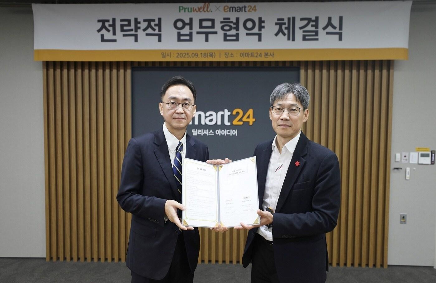  이마트24 최진일 대표이사(우측)와 푸르웰 정철웅 대표이사가 18일(목) 서울 성동구 소재 이마트24 본사에서 업무협약식 후 기념촬영을 하고 있다.(이마트24 제공)