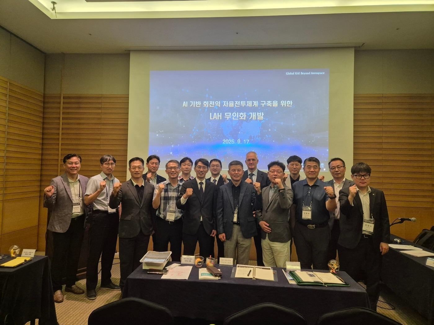 본문 이미지 - KAI는 17일 '2025년도 항공우주시스템공학회 추계학술대회'에서 회전익 무인자율전투체계 로드맵을 발표했다. 왼쪽 네번째 항우연 강영신 박사, 다섯번째 KAI 박진석 상무, 여섯번째 항공사 부사령관 박중동 준장. (KAI 제공)