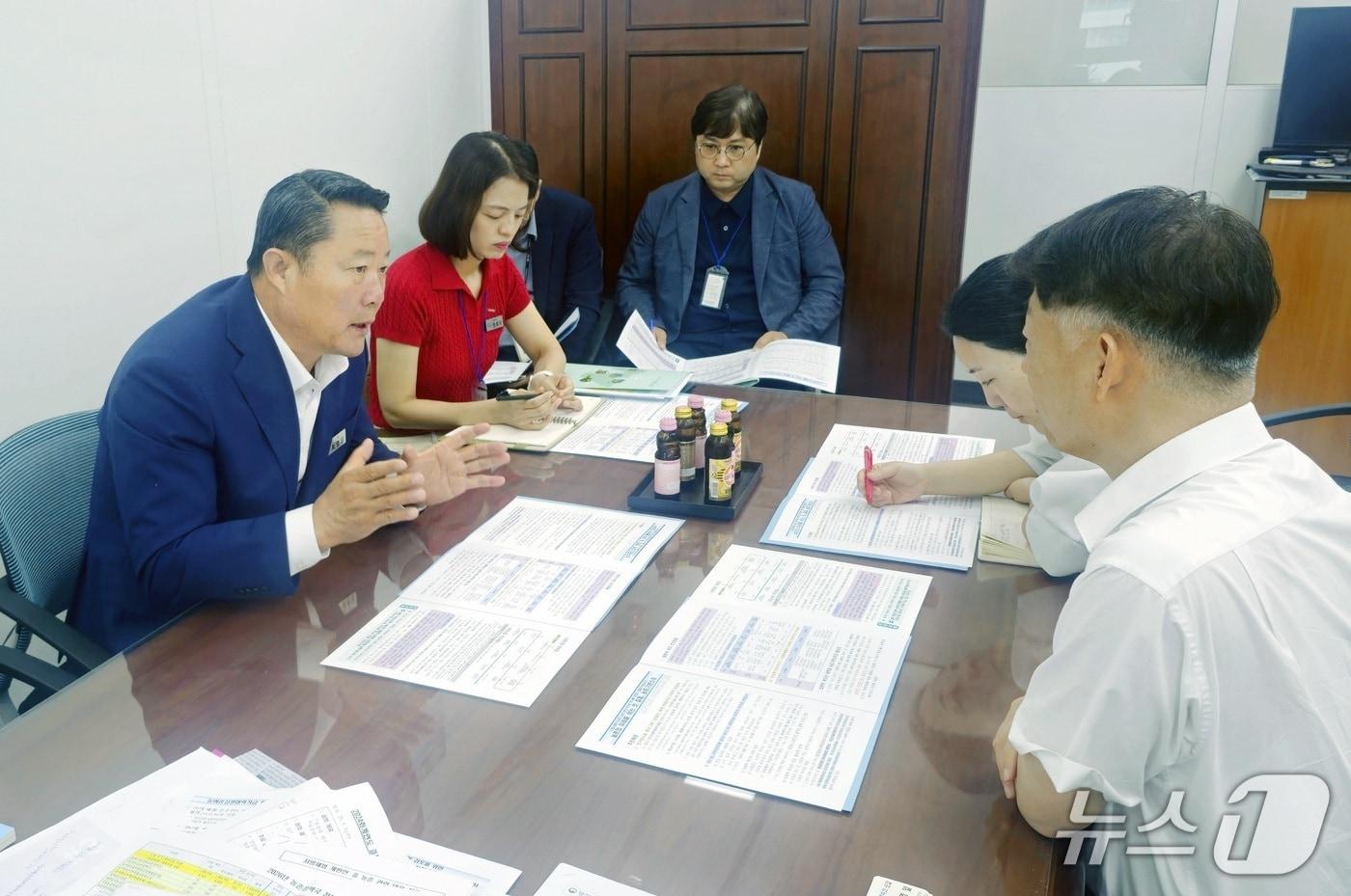 최영일 전북 순창군수가 정부 부처 관계자를 만나 농어촌 기본소득 시범사업에 대한 순창군의 준비 상황을 설명하고 있다.&#40;순창군 제공. 재판매 및 DB금지&#41;/뉴스1 