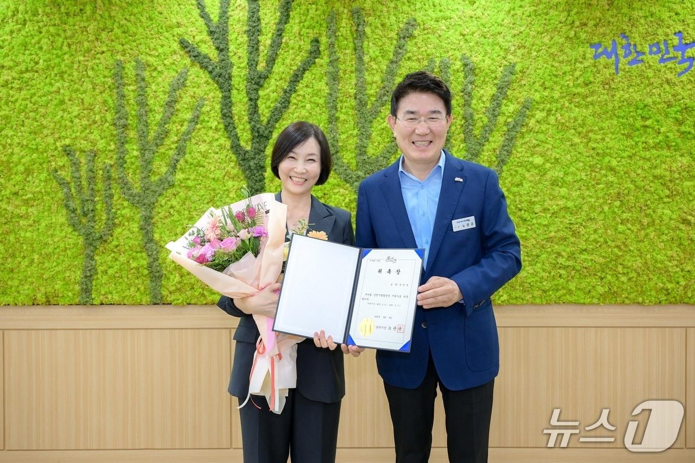 노관규 순천시장(오른쪽)이 신임 장윤정 순천시립합창단 지휘자에게 위촉장을 전달하고 있다.(순천시 제공) 