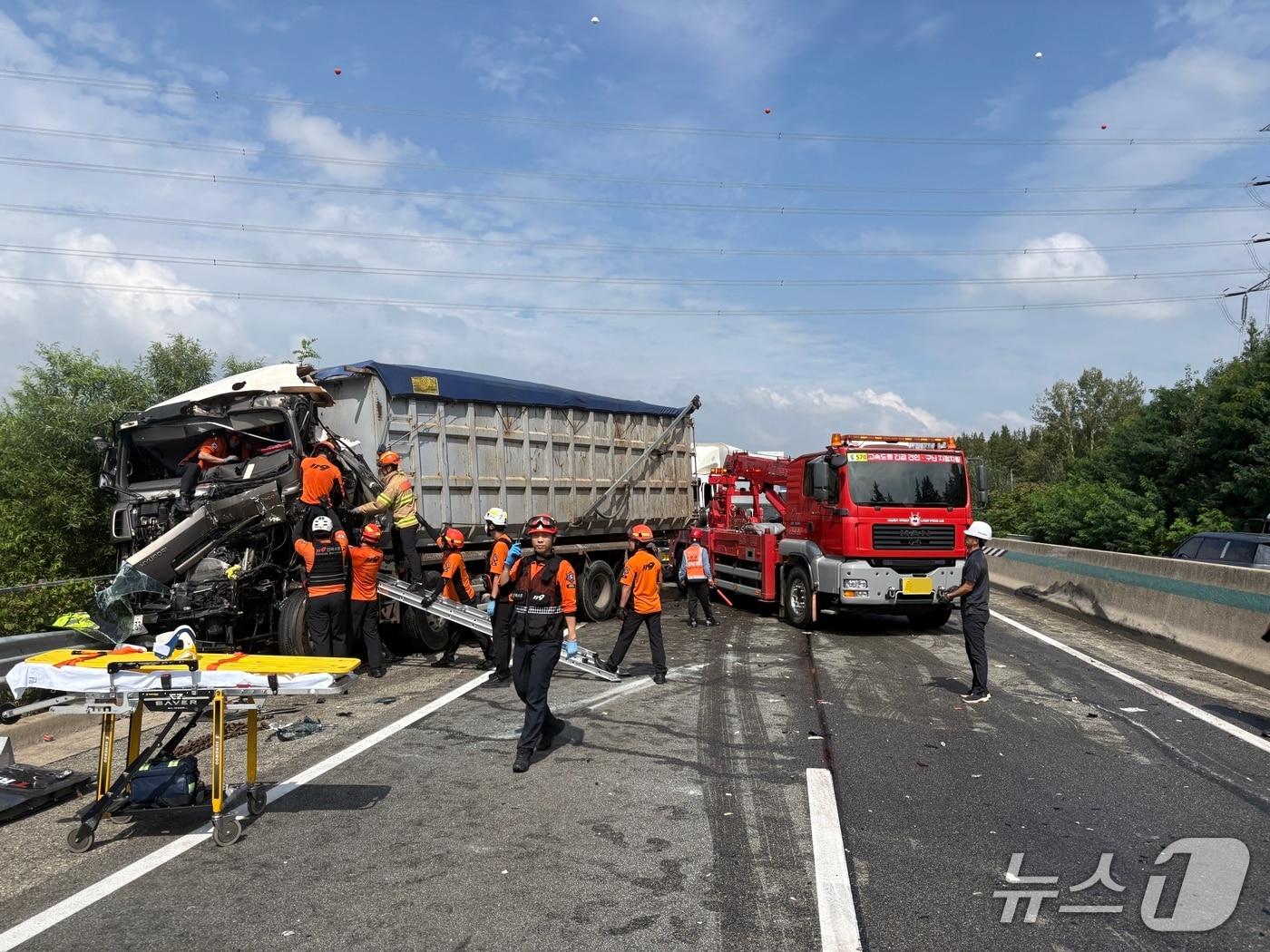 본문 이미지 - 사고 현장 모습.(전북 소방 제공. 재판매 및 DB 금지)