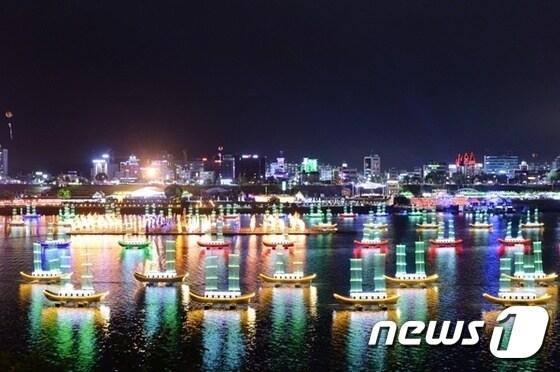 본문 이미지 - 백제문화제 금강에 띄워진 부교와 유등 모습. / 뉴스1