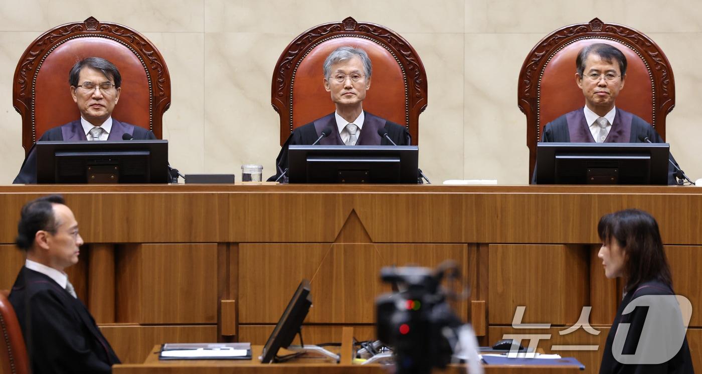 본문 이미지 - 조희대 대법원장과 대법관들이 18일 오후 서울 서초구 대법원 대법정에서 열린 전원합의체 선고를 위해 입장해 자리하고 있다. 2025.9.18/뉴스1 ⓒ News1 오대일 기자