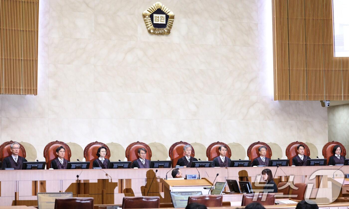 조희대 대법원장과 대법관들이 지난 18일 오후 서울 서초구 대법원 대법정에서 열린 전원합의체 선고를 위해 입장해 자리하고 있는 모습. 2025.9.18/뉴스1 ⓒ News1 오대일 기자