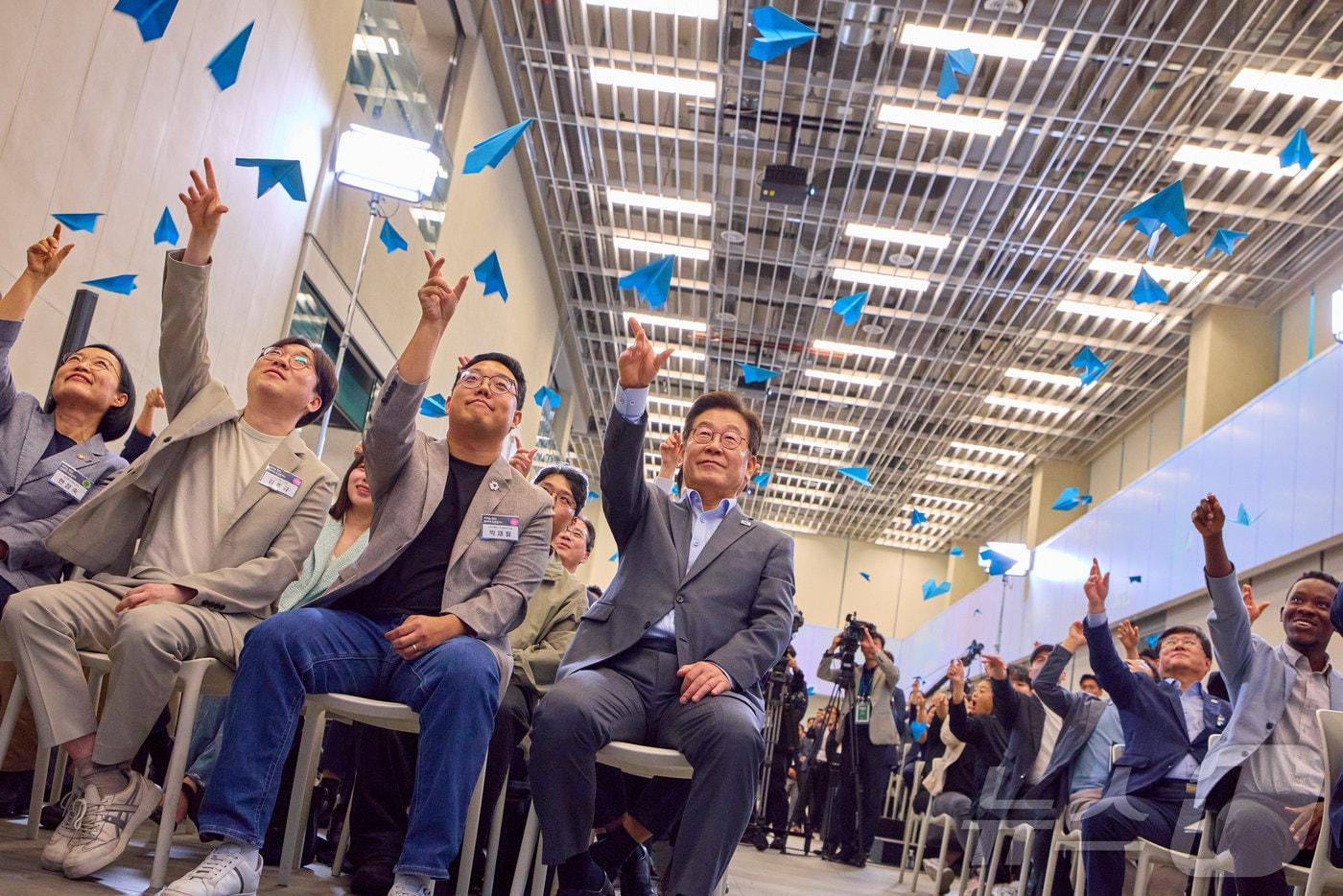 이재명 대통령이 지난 17일 경기도 성남시 스타트업 스퀘어에서 열린 청년 스타트업 상상콘서트에서 참석자들과 종이비행기를 날리고 있다. (이재명 대통령 SNS. 재판매 및 DB 금지)  2025.9.18/뉴스1 ⓒ News1 이재명 기자