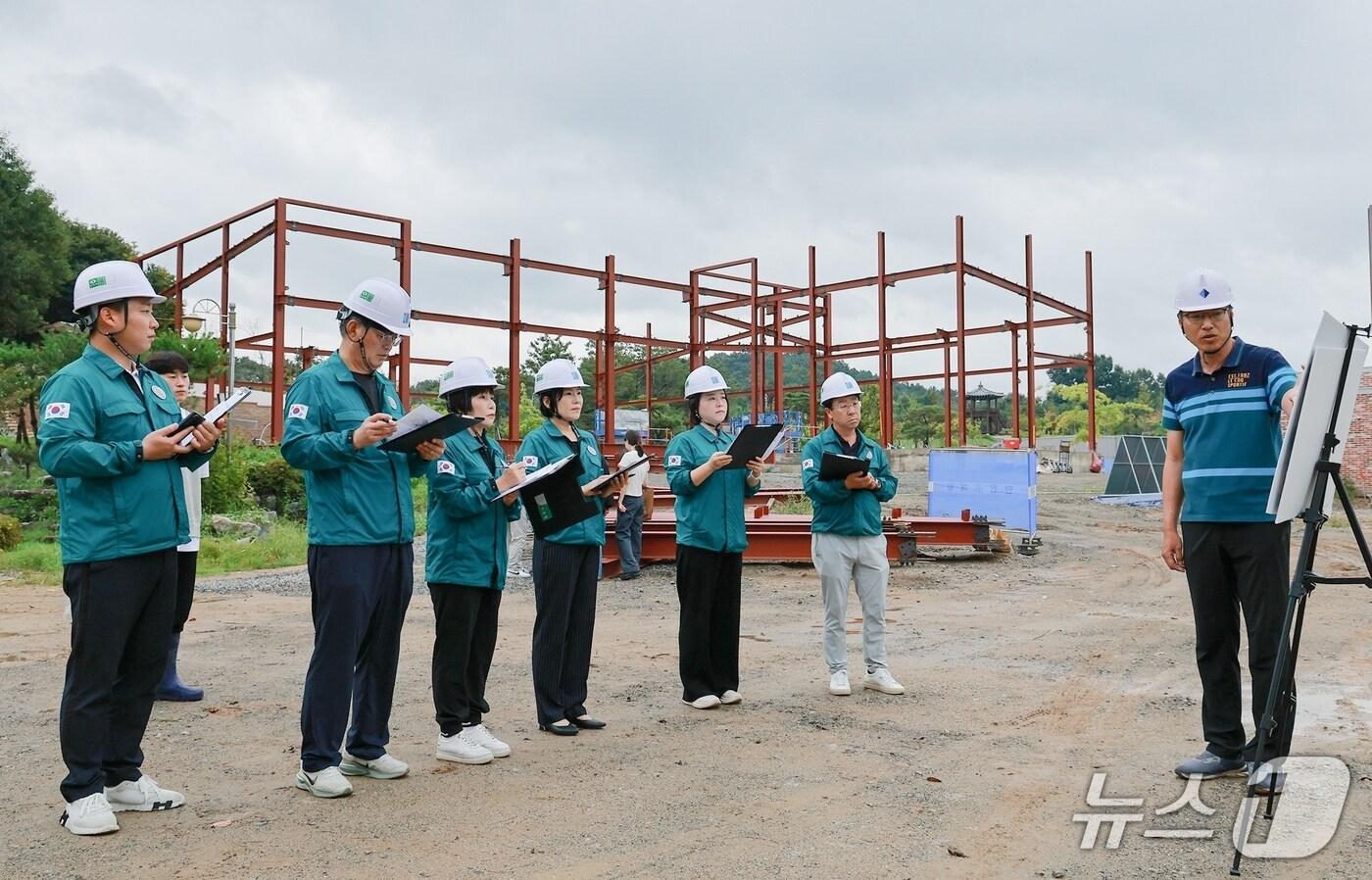 충북 증평군의회 주요건설사업장 현지조사 특별위원회가 현장 점검을 하고 있다.(증평군의회 제공, 재판매 및 DB금지)/뉴스1