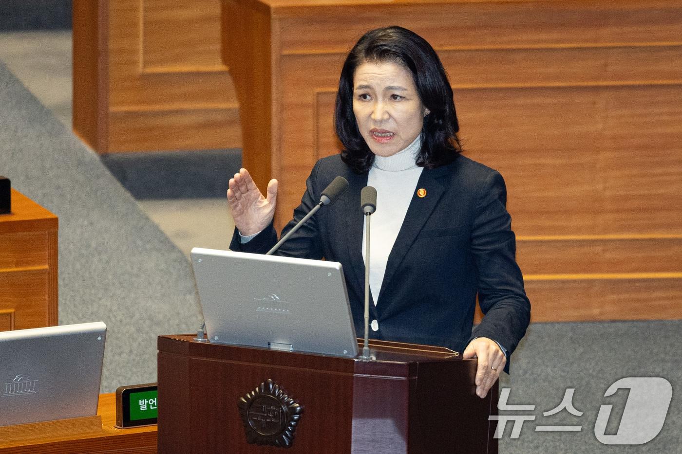 이진숙 방송통신위원회 위원장이 18일 서울 여의도 국회에서 열린 제429회 국회(정기회) 제8차 본회의에서 나경원 국민의힘 의원의 교육·사회·문화에 관한 질문에 답하고 있다. 2025.9.18/뉴스1 ⓒ News1 유승관 기자