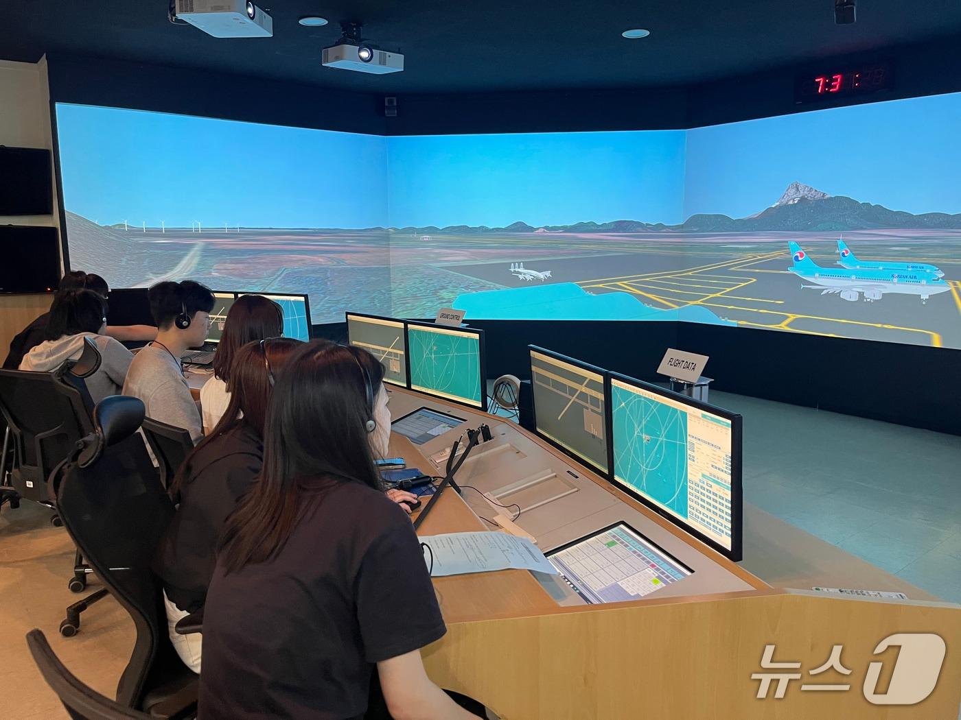 본문 이미지 - 한국항공대 주말 항공캠프의 모의 항공교통관제 실습 장면. &#40;항공대 제공, 재판매 및 DB금지&#41;