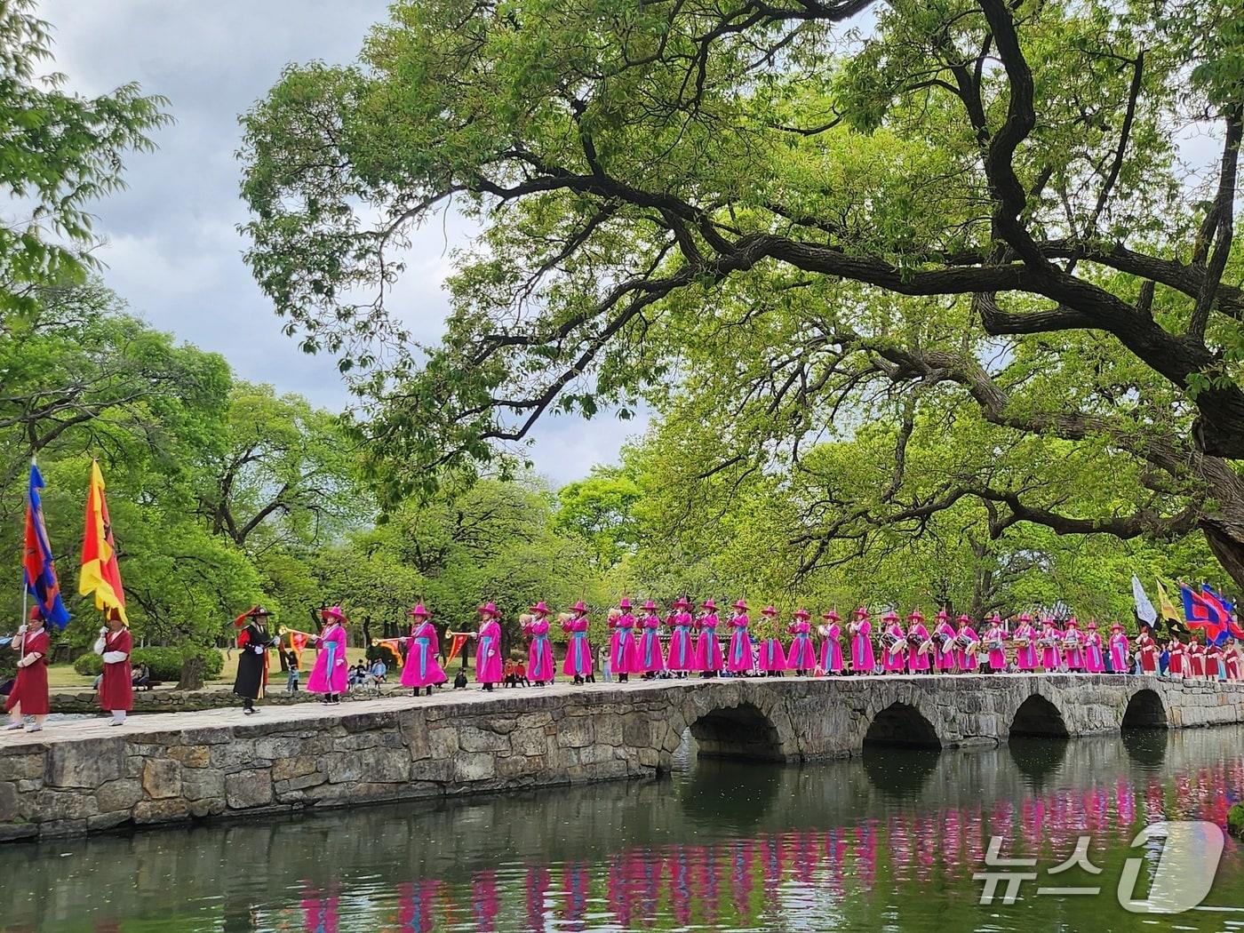 본문 이미지 - 전북 남원 광한루원 일원에서 펼쳐지는 &#39;신관사또 부임행차&#39; 공연 장면.&#40;남원시 제공. 재판매 및 DB금지&#41;/뉴스1