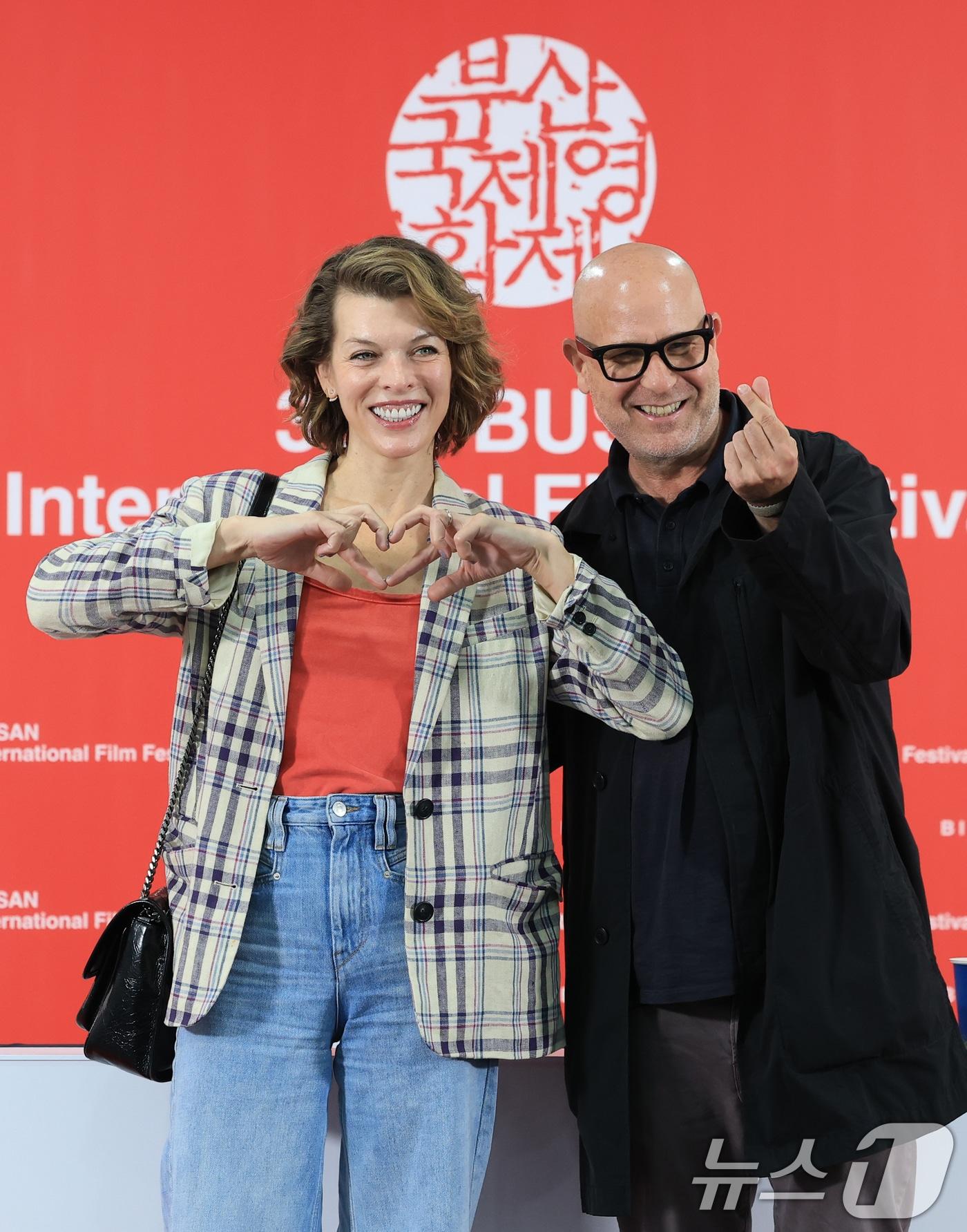 본문 이미지 - 배우 밀라 요보비치와 애드리언 그런버그 감독(오른쪽)이 18일 부산 해운대구 영화의전당에서 열린 제30회 부산국제영화제(BIFF) ‘프로텍터’ 기자간담회에 참석해 포즈를 취하고 있다. ⓒ News1 권현진 기자