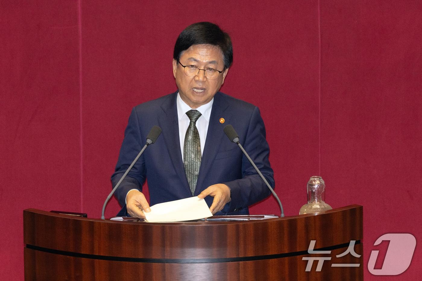 최교진 사회부총리 겸 교육부 장관이 18일 서울 여의도 국회에서 열린 제429회 국회&#40;정기회&#41; 제8차 본회의에서 신임 국무위원 인사를 하고 있다. 2025.9.18/뉴스1 ⓒ News1 이승배 기자