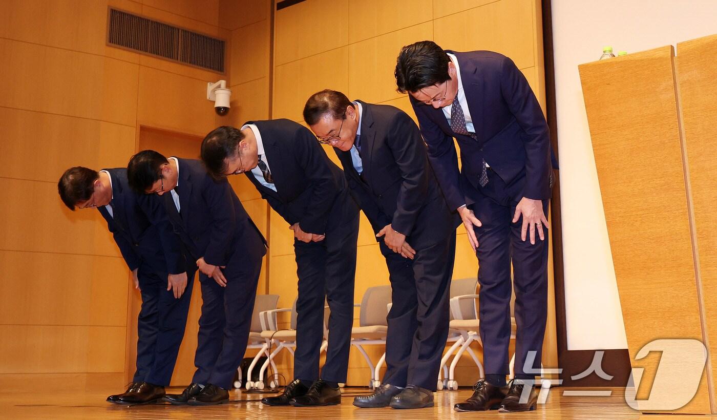 조좌진 롯데카드 대표이사(오른쪽)가 18일 서울 중구 부영태평빌딩 컨벤션홀에서 열린 언론 브리핑에서 롯데카드 대규모 해킹 사고 관련 대국민 사과를 하고 있다. 2025.9.18/뉴스1 ⓒ News1 박지혜 기자