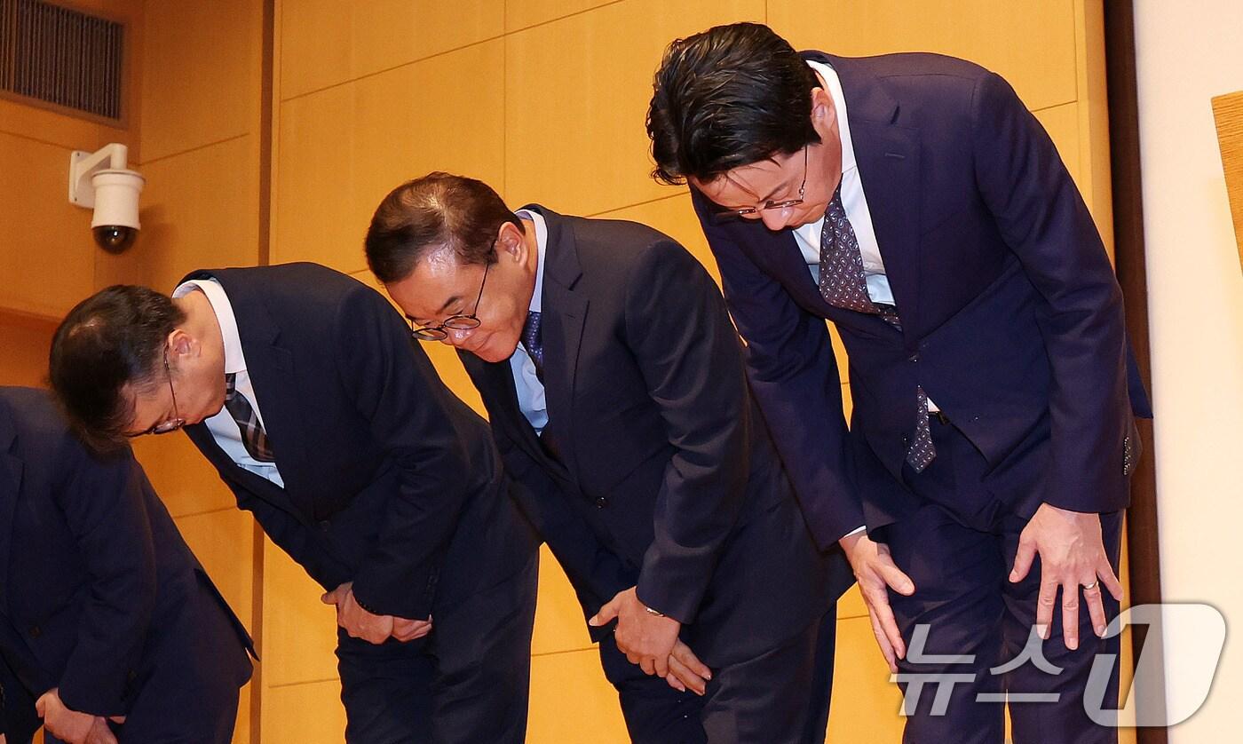 조좌진 롯데카드 대표이사&#40;오른쪽&#41;가 18일 서울 중구 부영태평빌딩 컨벤션홀에서 열린 언론 브리핑에서 롯데카드 대규모 해킹 사고 관련 대국민 사과를 하고 있다. 2025.9.18/뉴스1 ⓒ News1 박지혜 기자