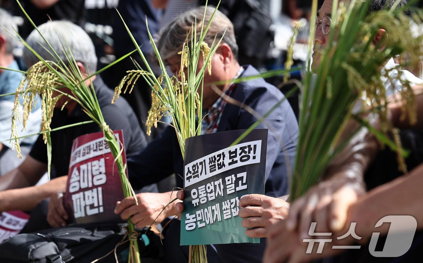 전국농민회총연맹 관계자들이 18일 서울 용산구 서울역 앞에서 열린 수확기 쌀값 보장 전국 농민대회에서 손피켓을 들고 자리하고 있다. 2025.9.18/뉴스1 ⓒ News1 김성진 기자