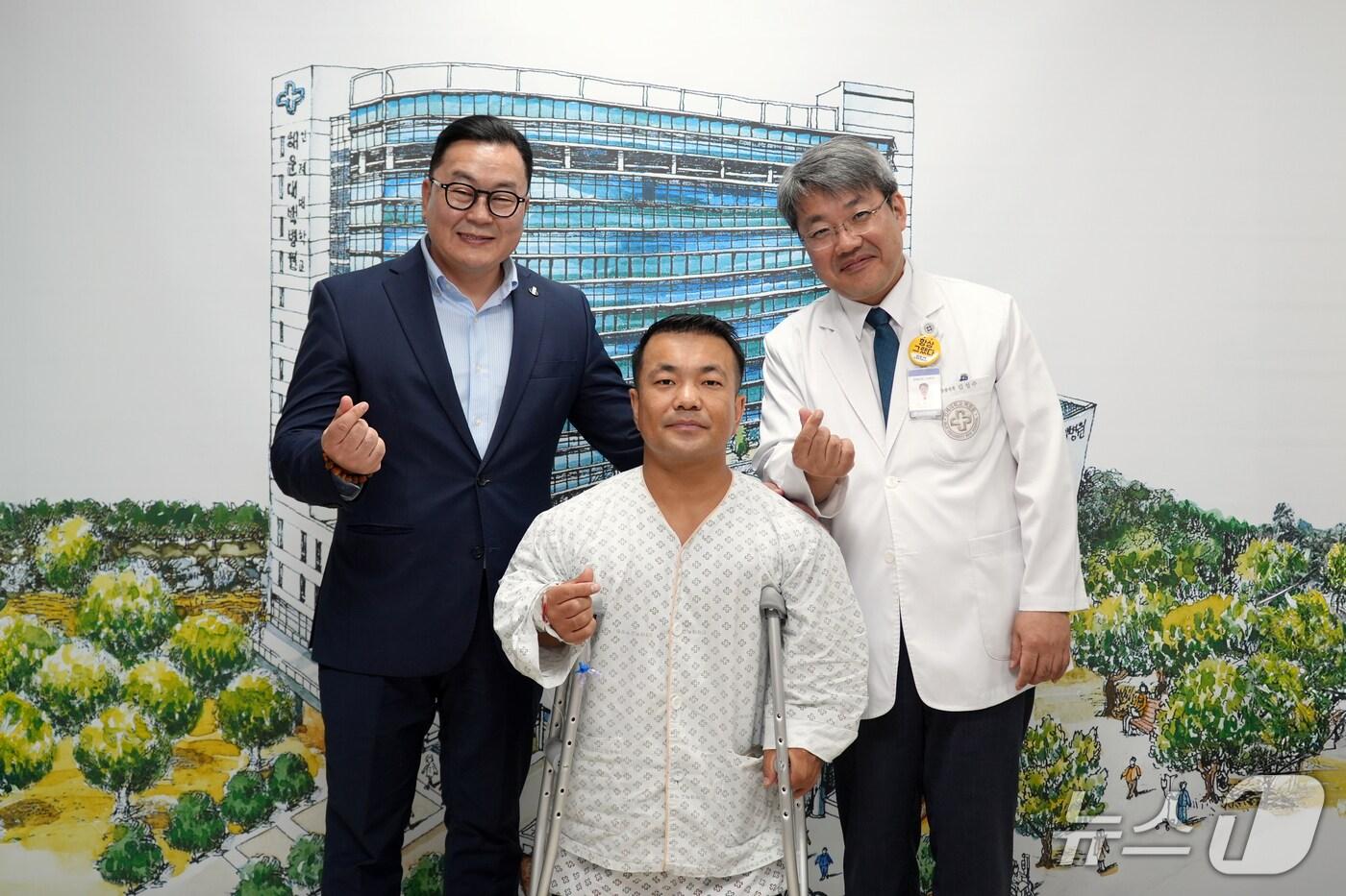 차강-웁궁 자담바 주부산몽골영사(왼쪽부터), 바툴가 선수, 김성수 해운대백병원장이 바툴가 선수 퇴원식에서 기념촬영을 하고 있다.(해운대백병원 제공. 재판매 및 DB 금지)