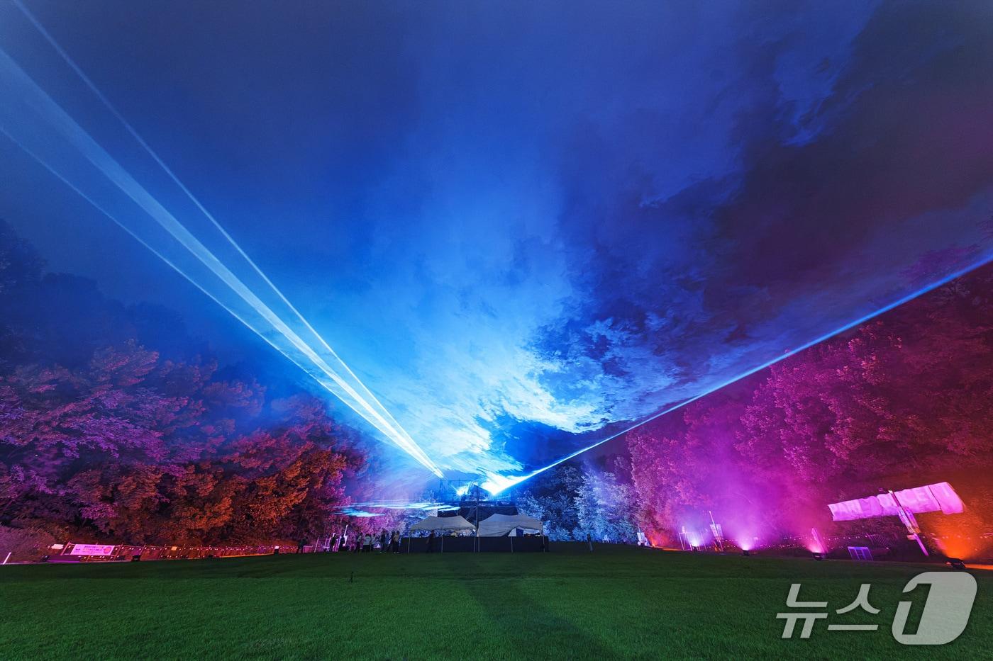 &#39;2025 성남페스티벌&#39;의 메인콘텐츠인 &#39;시네포레스트: 동화&#40;動花&#41;&#39;가 19일부터 21일까지 분당 중앙공원 야외공연장에서 펼쳐진다.&#40;성남문화재단 제공. 재판매 및 DB금지&#41;/뉴스1