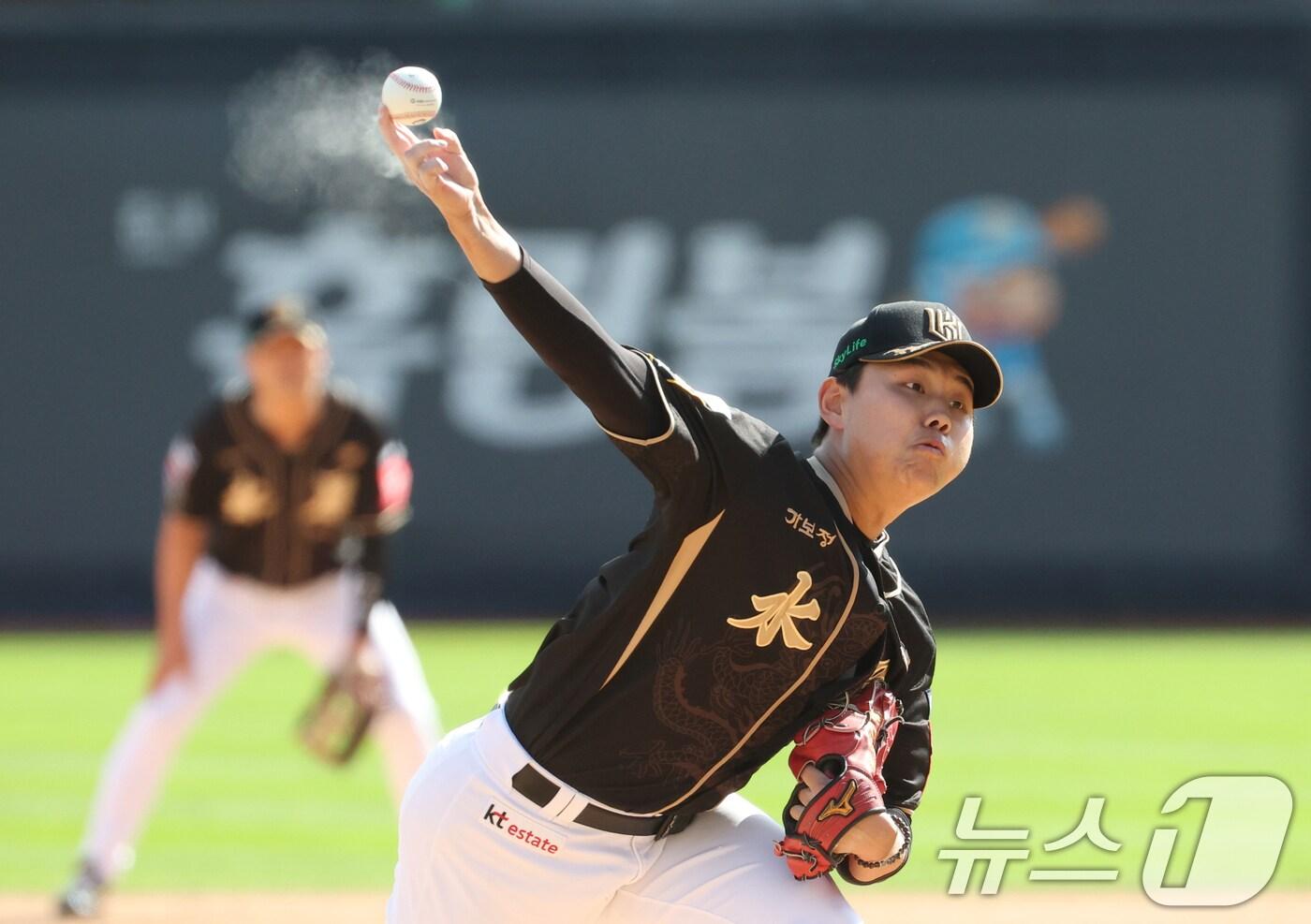 18일 오후 경기 수원시 장안구 KT위즈파크에서 열린 &#39;2025 신한 SOL 뱅크 KBO리그&#39; LG 트윈스와 KT 위즈의 경기, 1회초 KT 선발투수 소형준이 공을 던지고 있다. 2025.9.18/뉴스1 ⓒ News1 김영운 기자
