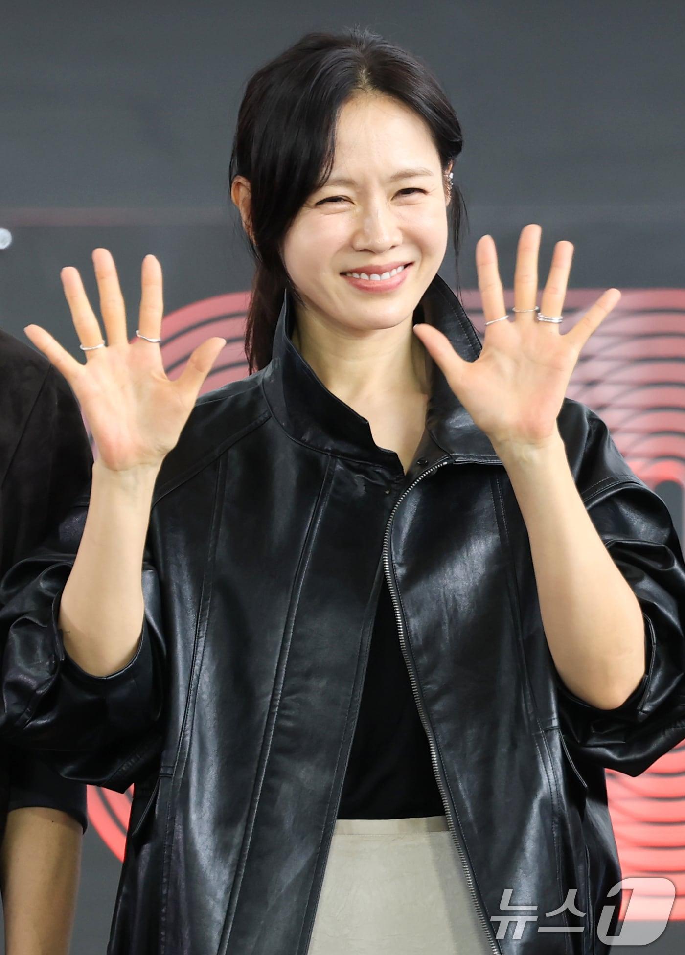 본문 이미지 - 배우 손예진이 18일 서울 부산 해운대구 영화의 전당에서 열린 제30회 부산국제영화제&#40;BIFF&#41; 개막작 &#39;어쩔수가없다‘ 오픈토크 행사에 참석해 인사를 하고 있다. 2025.9.18/뉴스1 ⓒ News1 권현진 기자