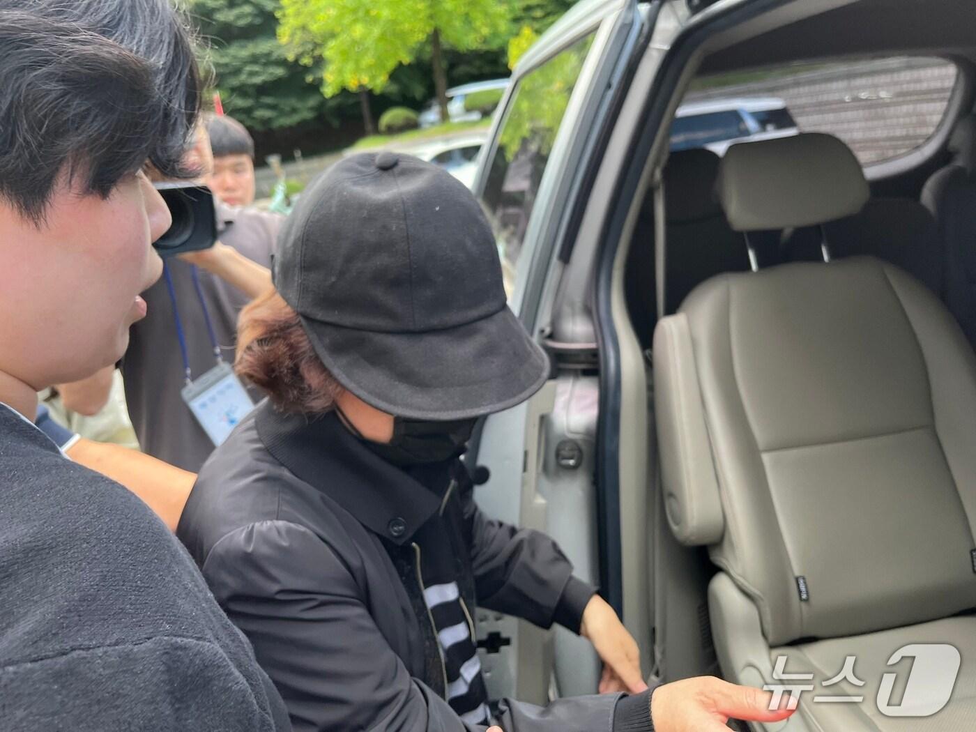 본문 이미지 - 18일 오후 3시 35분쯤 손효숙 리박스쿨 대표가 서울 서초구 서울중앙지법에 구속 전 피의자심문&#40;영장실질심사&#41;를 마치고 경찰 차량에 탑승하고 있다. 2025.9.18/ 뉴스1 김종훈 기자