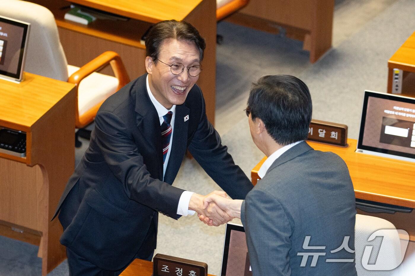 김민석 국무총리가 18일 서울 여의도 국회에서 열린 제429회 국회&#40;정기회&#41; 제8차 본회의에 출석해 강민국 국민의힘 의원과 인사하고 있다. 2025.9.18/뉴스1 ⓒ News1 유승관 기자