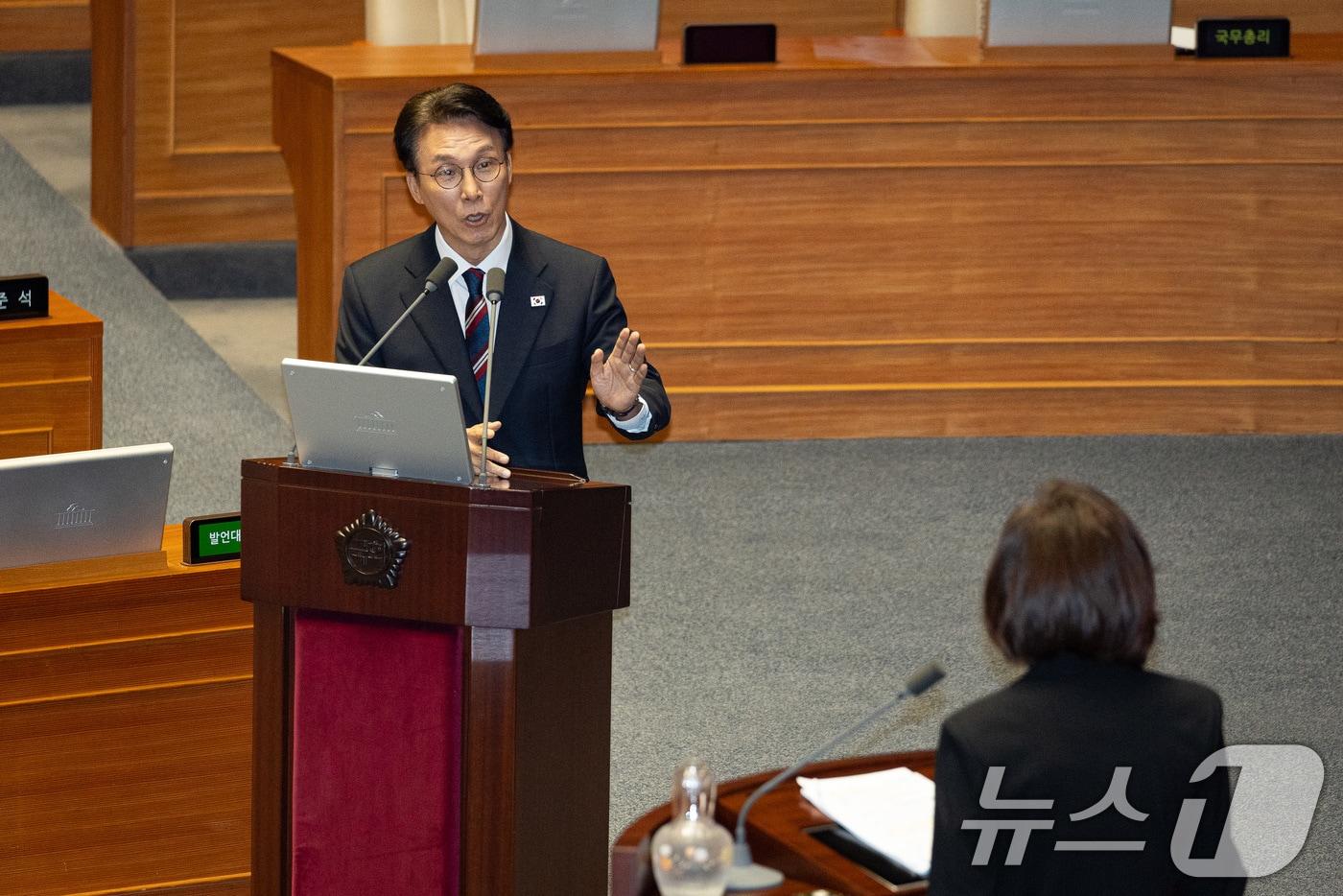 김민석 국무총리가 18일 서울 여의도 국회에서 열린 제429회 국회&#40;정기회&#41; 제8차 본회의에서 나경원 국민의힘 의원의 교육·사회·문화에 관한 질문에 답하고 있다. 2025.9.18/뉴스1 ⓒ News1 유승관 기자