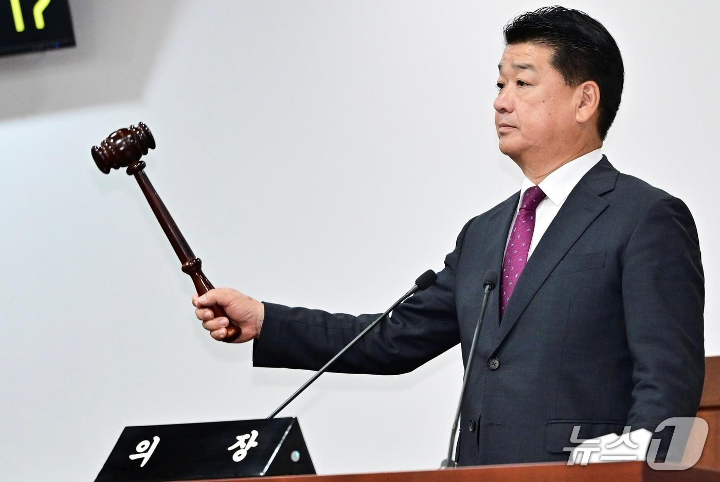 나영민 김천시의장이 18일 열린 제2차 본회의를 주재하고 있다.(김천시의회 제공. 재판매 및 DB금지)/뉴스1