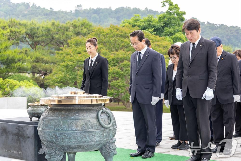 본문 이미지 - 서울 국립현충원에서 개최된 추모행사에 참여한 최호권 영등포구청장 모습.(영등포구 제공)