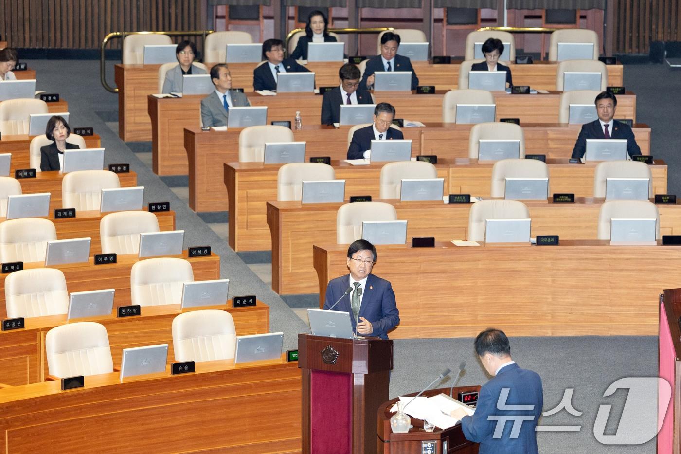 최교진 사회부총리 겸 교육부 장관이 지난 18일 서울 여의도 국회에서 열린 제429회 국회&#40;정기회&#41; 제8차 본회의 교육·사회·문화에 관한 대정부 질문에서 답변하고 있다. 2025.9.18/뉴스1 ⓒ News1 이승배 기자