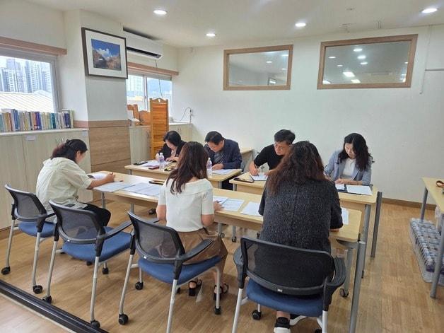 본문 이미지 - 충북학교안전공제회 교원보호공제 분쟁조정 조사관 활동 모습.&#40;충북교육청 제공. 재판매 DB금지&#41;/뉴스1