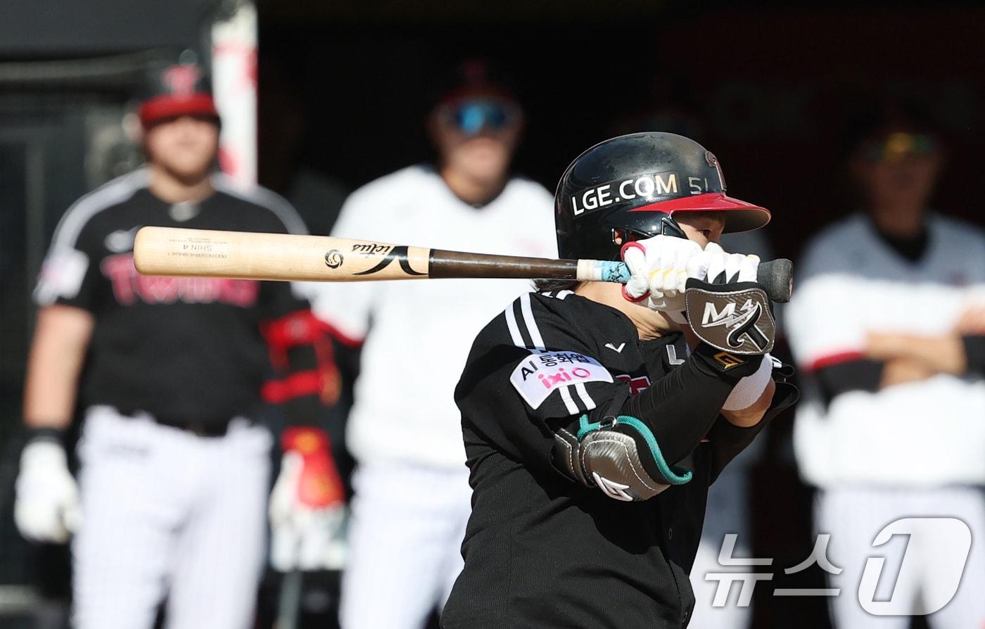 18일 오후 경기 수원시 장안구 KT위즈파크에서 열린 '2025 신한 SOL 뱅크 KBO리그' LG 트윈스와 KT 위즈의 경기, 4회초 2사 주자 1,2루 LG 신민재가 안타를 치고 있다. 2025.9.18/뉴스1 ⓒ News1 김영운 기자