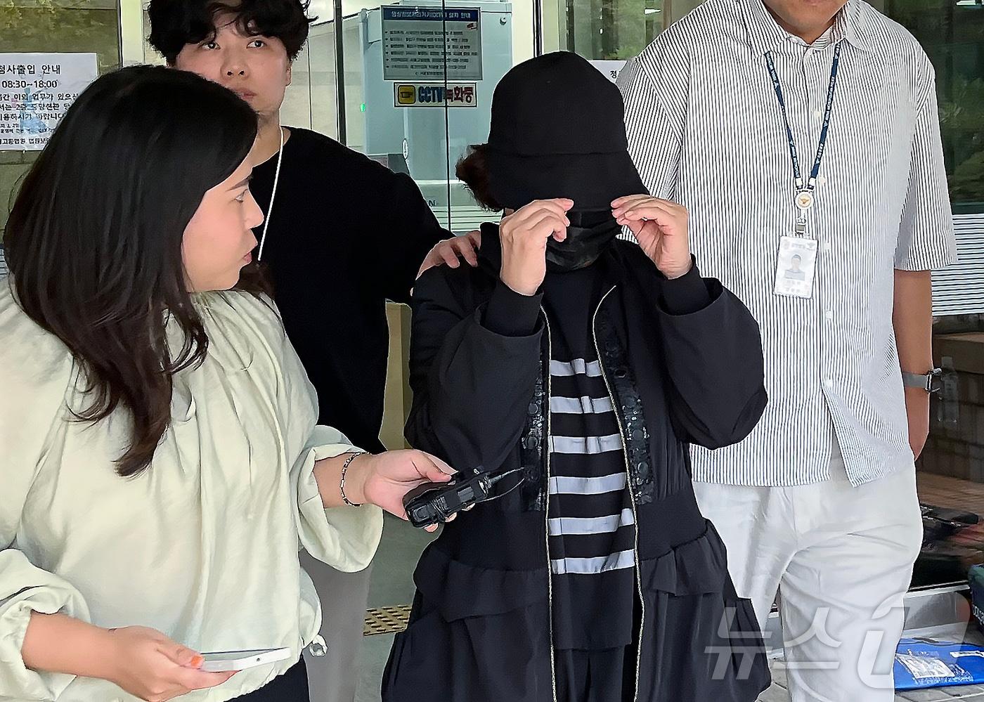 제21대 대통령 선거를 앞두고 댓글로 여론조작을 했다는 의혹을 받는 손효숙 리박스쿨 대표가 지난 9월 18일 오후 서울 서초동 서울중앙지방법원에서 구속 전 피의자 심문&#40;영장실질심사&#41;을 받은 뒤 밖으로 나오고 있다. 2025.9.18/뉴스1 ⓒ News1 김종훈 기자