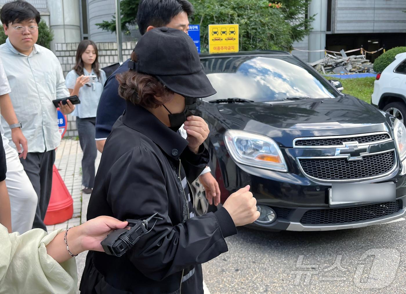 본문 이미지 - 제21대 대통령 선거를 앞두고 댓글로 여론조작을 했다는 의혹을 받는 손효숙 리박스쿨 대표가 지난 9월 18일 오후 서울 서초동 서울중앙지방법원에서 구속 전 피의자 심문&#40;영장실질심사&#41;을 받은 뒤 밖으로 나오고 있다. 2025.9.18/뉴스1 ⓒ News1 김종훈 기자