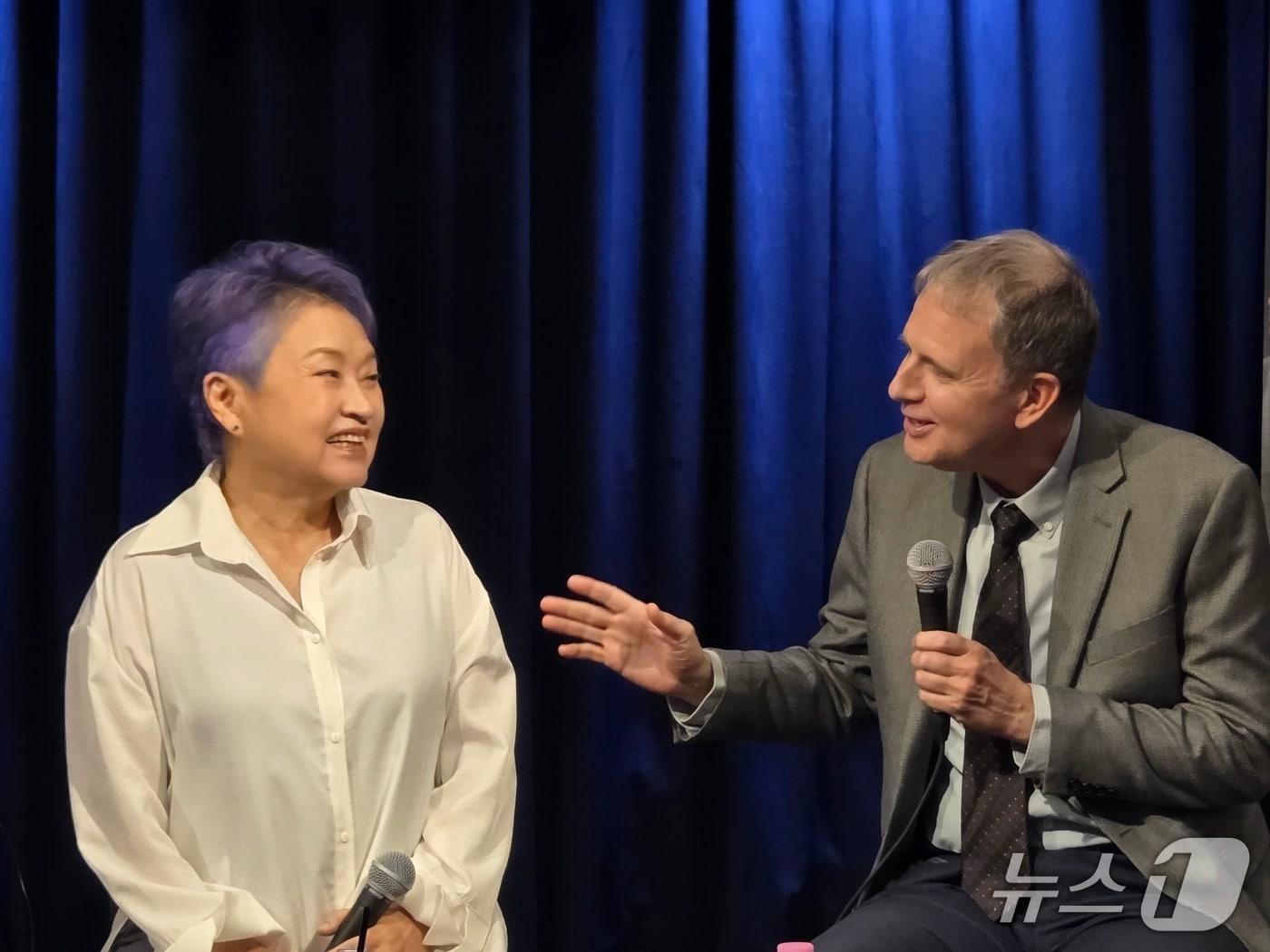 본문 이미지 - 18일 열린 기자간담회에서 바이올리니스트 정경화(왼쪽)와 피아니스트 케빈 케너가 마주보고 있다./뉴스1 ⓒ News1 정수영 기자