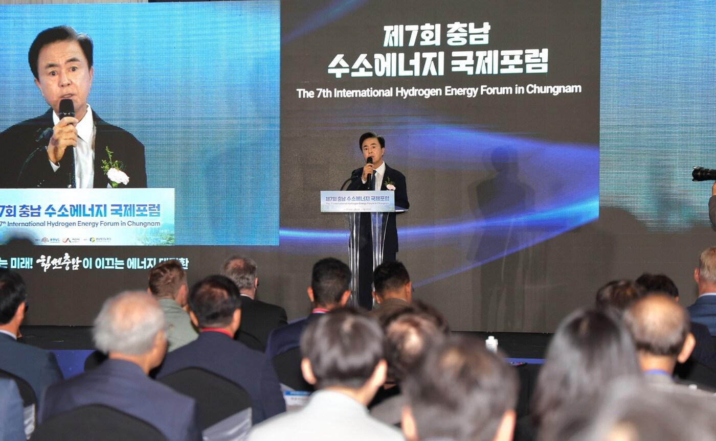 김태흠 지사가 제7회 충남 수소에너지 국제포럼 연단에 서 &#39;서해안 수소벨트 구축&#39; 추진을 선언하고 있다.&#40;충남도 제공. 재판매 및 DB금지&#41;/뉴스1