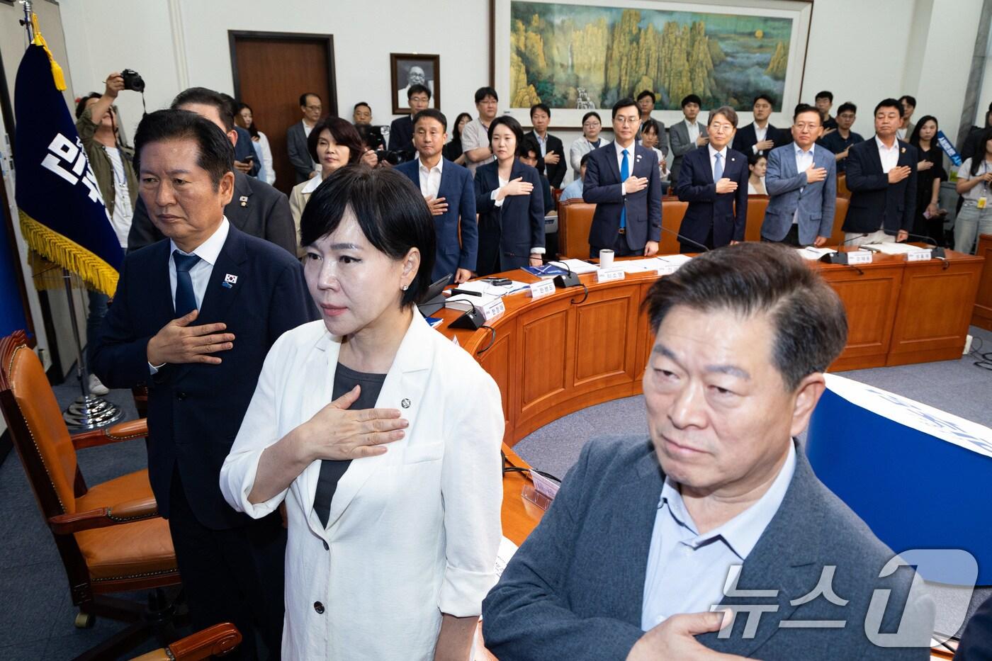 정청래 더불어민주당 대표를 비롯한 참석자들이 지난 18일 서울 여의도 국회에서 열린 2025 더불어민주당 서울·인천·강원 예산정책협의회에서 국민의례를 하고 있다. 2025.9.18/뉴스1 ⓒ News1 유승관 기자