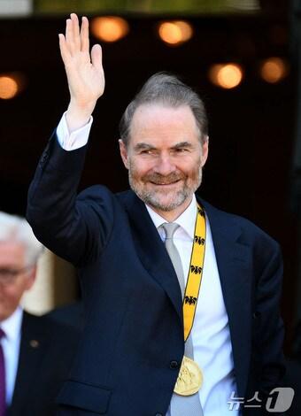 본문 이미지 - 영국의 역사학자이자 작가 티모시 가튼 애시가 2017년 5월 25일 서독 아헨에서 샤를마뉴상&#40;Charlemagne Prize&#41;을 수상한 뒤 손을 흔들고 있다. 2017. 05. 25. ⓒ AFP=뉴스1 ⓒ News1 양은하 기자