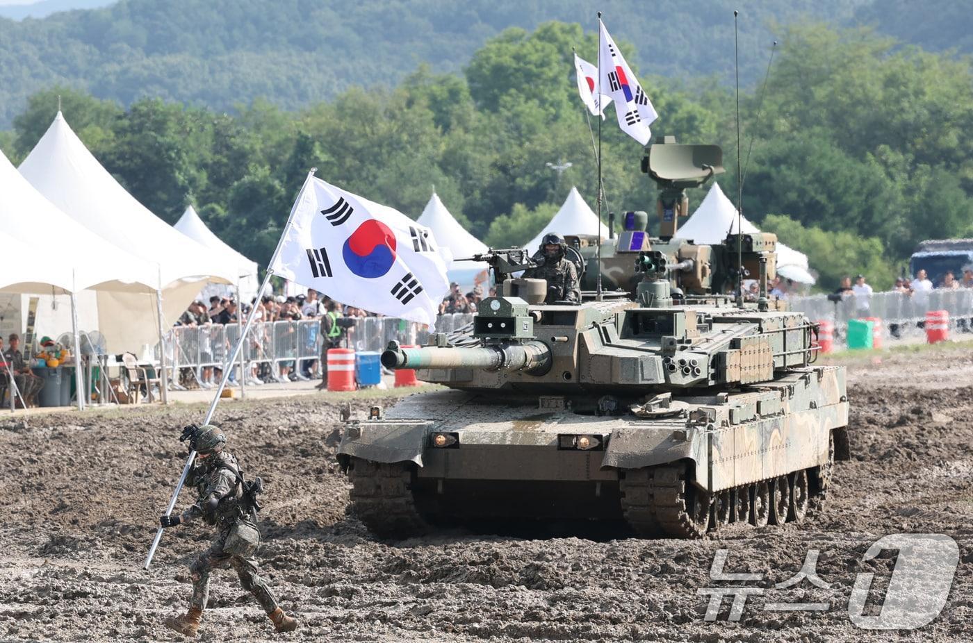 본문 이미지 -  2025 계룡군문화축제·지상군페스티벌에서 제병협동전투시범이 펼쳐지고 있다. (사진은 기사 내용과 무관함)  2025.9.18.  ⓒ News1 /뉴스1 김기태 기자