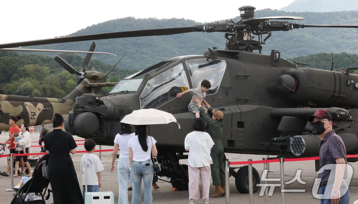 본문 이미지 -   계룡대 활주로 일원에서 열린 2025 계룡군문화축제·지상군페스티벌 현장이 방문자들로 북적이고 있다. (사진은 기사 내용과 무관함) / 뉴스1 ⓒ News12025.9.18 ⓒ 뉴스1 김기태 기자