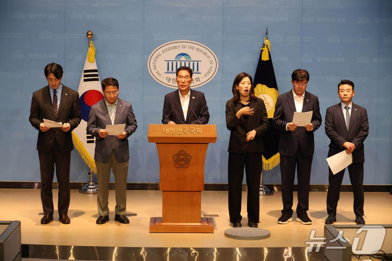 본문 이미지 - 18일 오후 국회 소통관에서 경기서북부 민주당 국회의원들이 &#39;일산대교 무료화&#39;를 요구하는 합동 기자회견을 열고 있다. &#40;김주영 의원실 제공, 재판매 및 DB금지&#41;