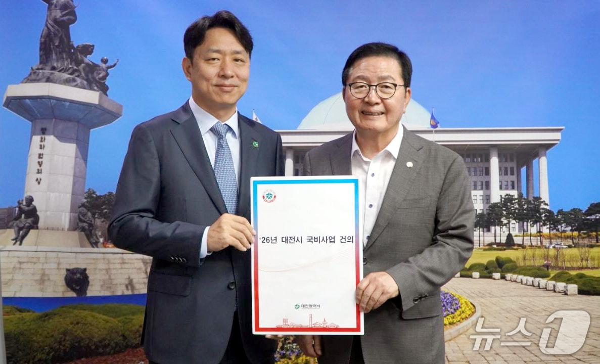 본문 이미지 - 최성아 정무경제과학부시장은 취임 보름 만인 18일 국회를 찾아 대전지역 국회의원들을 연이어 만나 취임 인사와 함께 현안 사업의 국비 반영을 요청했다. &#40;대전시 제공. 재판매 및 DB금지&#41; 2025.9.18/뉴스1